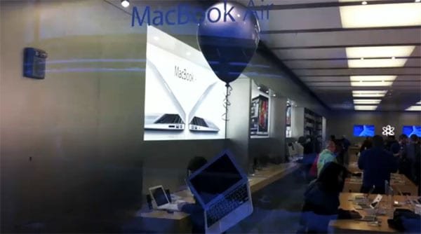 O MacBook Air é realmente leve! Comunicadores comunicadores macbookair balloon marketing comunicacao macbook air balloon balão