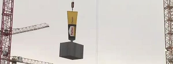 Pattex usa guindaste para mostrar sua eficiência Comunicadores comunicadores pattex guindaste guerrilha comunicacao super servplan pattex guindaste cola Ação
