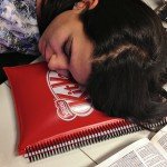 Kit Kat cria caderno que se transforma em travesseiro