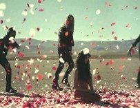 Benetton “apedreja” mulher com flores. Saiba porquê.