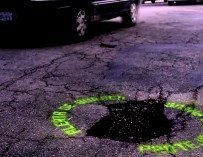 Buracos que brilham no escuro alertam motoristas