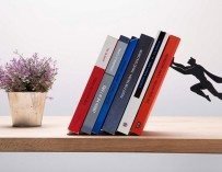 Um aparador que vai salvar seus livros de uma queda