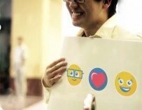 Pedindo a namorada em casamento usando emojis