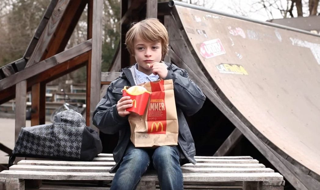 McDonald's tira sarro do Burger King em comercial para TV "Package"