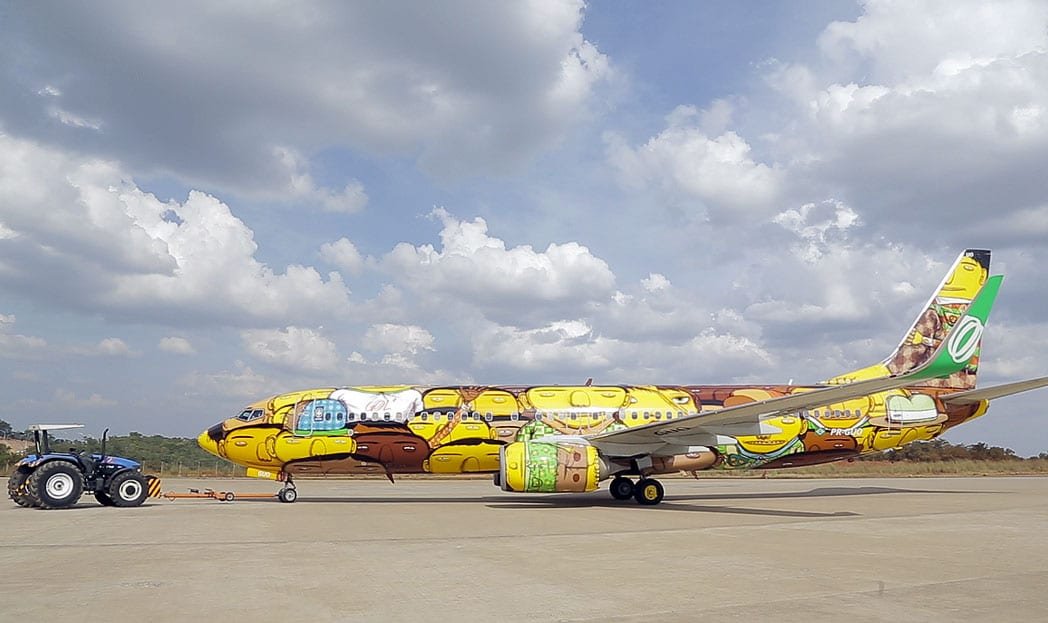 Os Gêmeos transformam avião em obra de arte