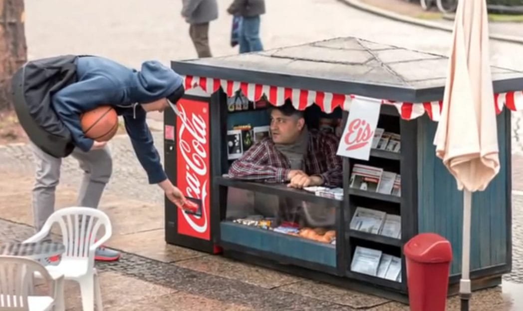 Coca-Cola instala mini quiosques na Alemanha para promover mini latinhas