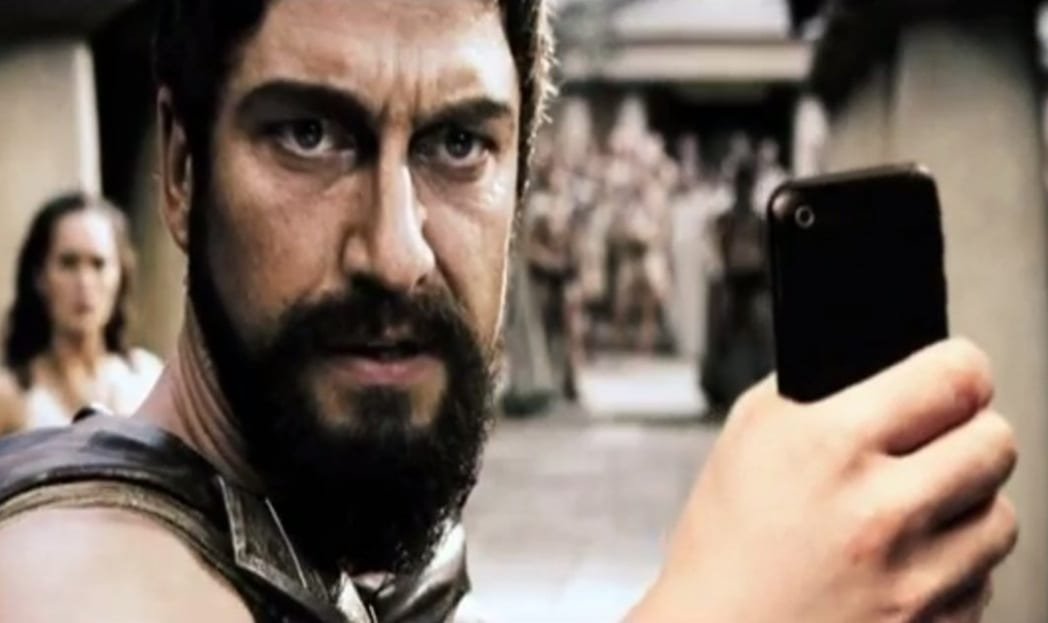 Personagens de filmes fazendo selfie para promover canal de TV