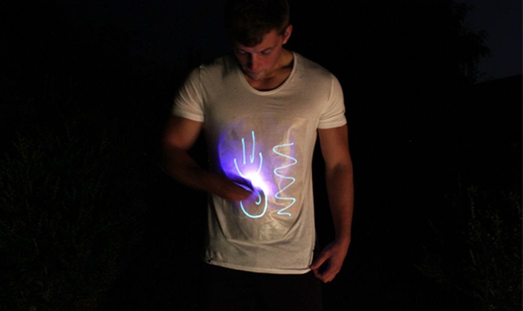 Pintando camisetas com luz!