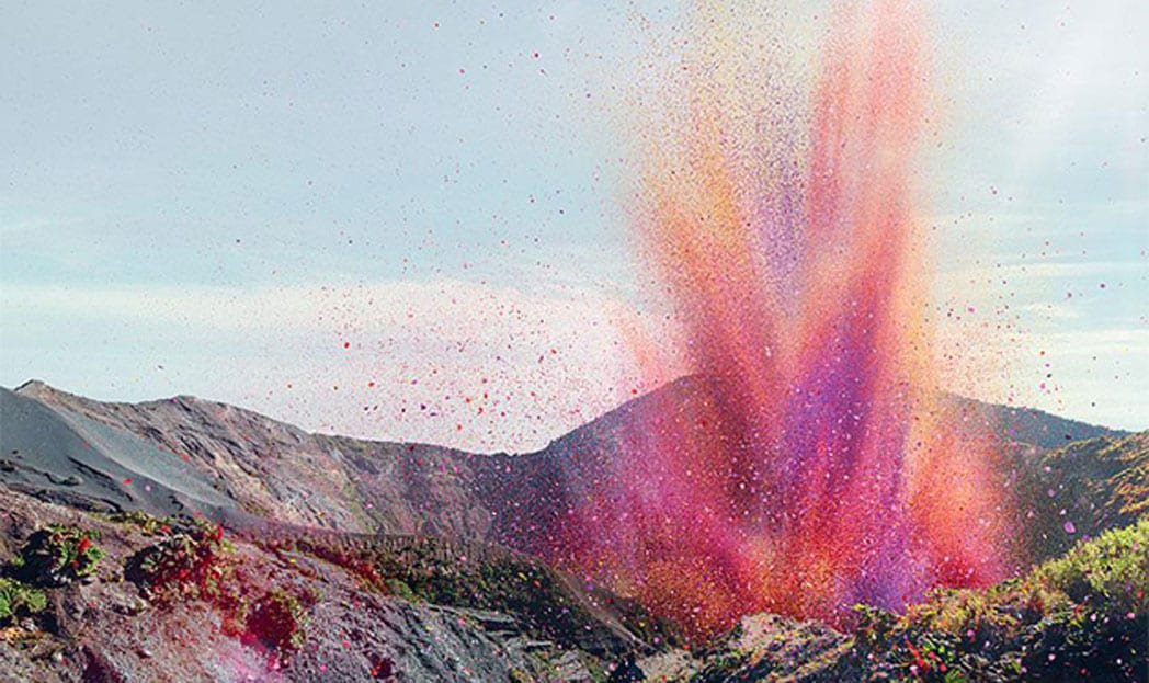 Sony faz vulcão jogar milhões de pétalas em vilarejo
