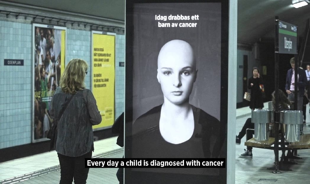 Adolescente em anúncio interativo fica careca quando metrô passa