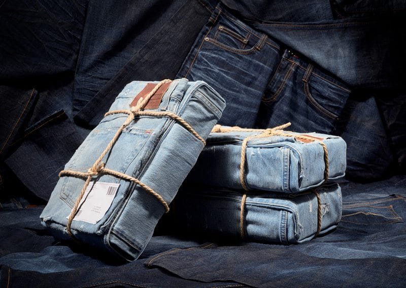 Calça jeans é usada como embalagem para mostrar que é resistente 5 jeans mailling (5)