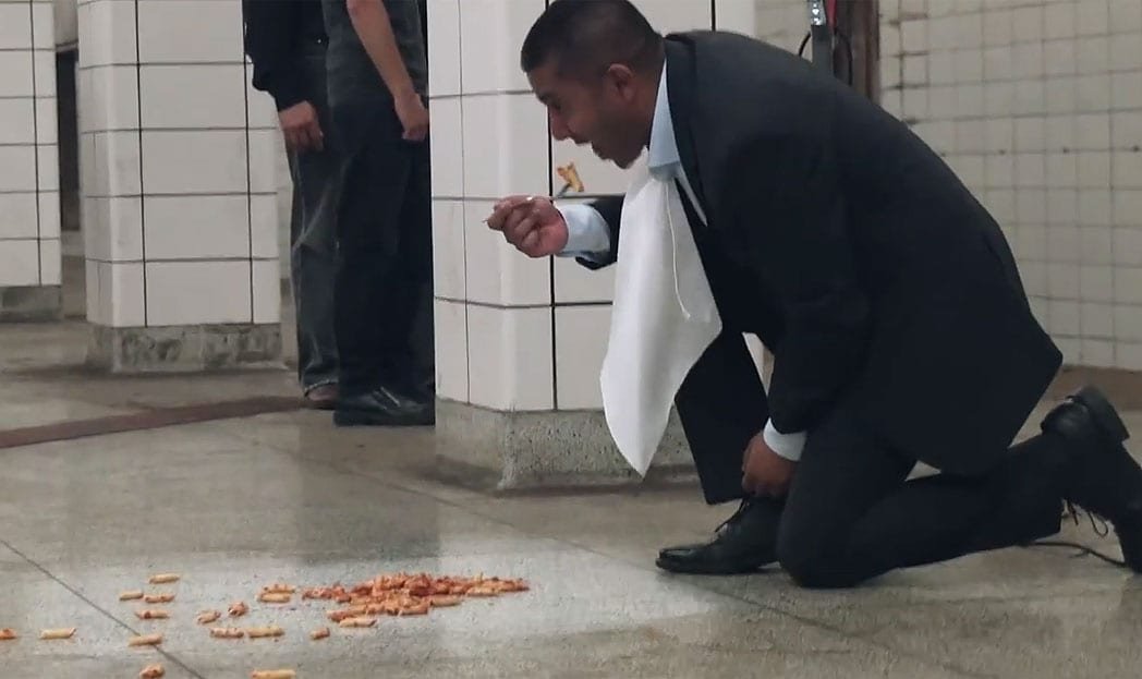 Almoçou no chão do metrô para mostrar a eficiência de um aspirador