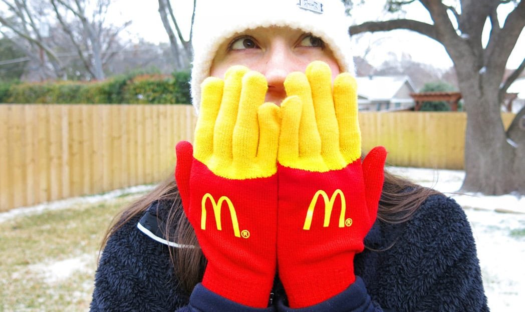 McDonald's usa luvas de frio como mídia para promover suas batatas fritas