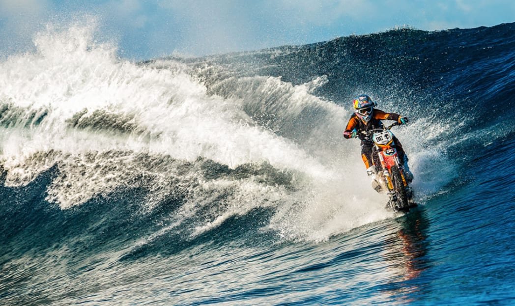 Robbie Maddison e DC Shoes surfam com uma moto