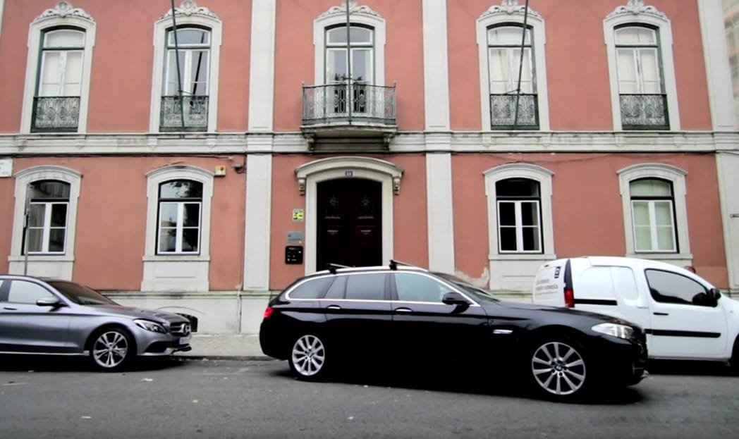 Smart encolhe literalmente carros para explicar vantagens ao estacionar