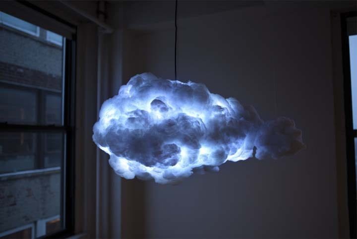 A luminária, em forma de nuvem de temporal, que reproduz sons de trovões e relâmpagos dentro da sua casa!
