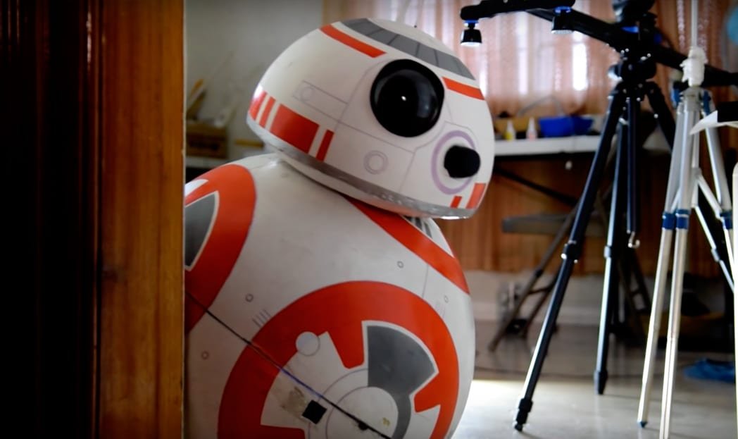 Garoto de 17 anos cria réplica funcional em tamanho real de BB-8, do novo Star Wars