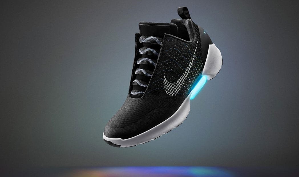 Nike apresenta finalmente um tênis que se amarra sozinho