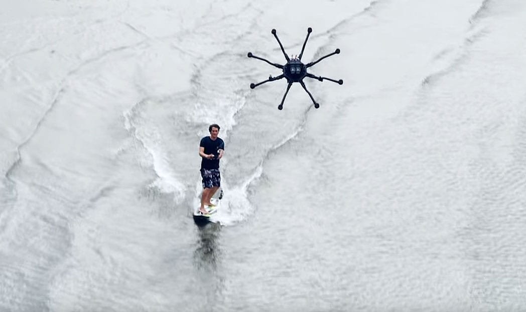 Surfando com a ajuda de um drone