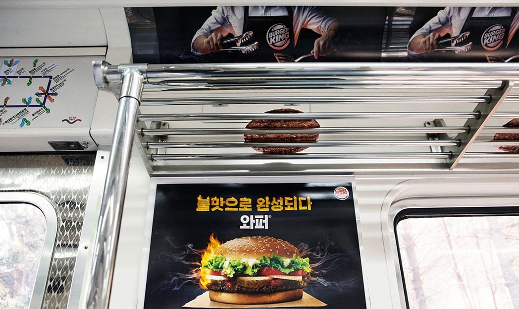 Ação do Burger King grelha hambúrguer em metrô