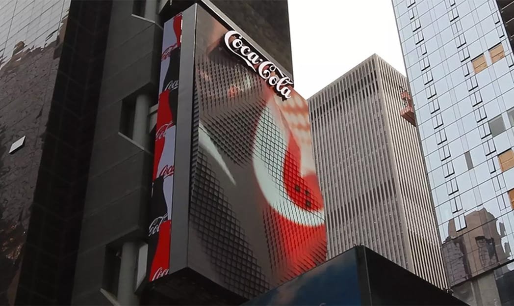 Coca Cola lança primeiro outdoor 3D robótico do mundo na Time Square